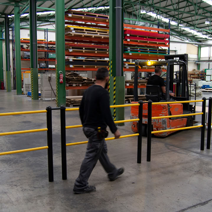 • Es la mejor opción para proteger la parte interior de puertas y esquinas.  • Además es una solución ideal para zonas de reducido tamaño que necesiten protección. 