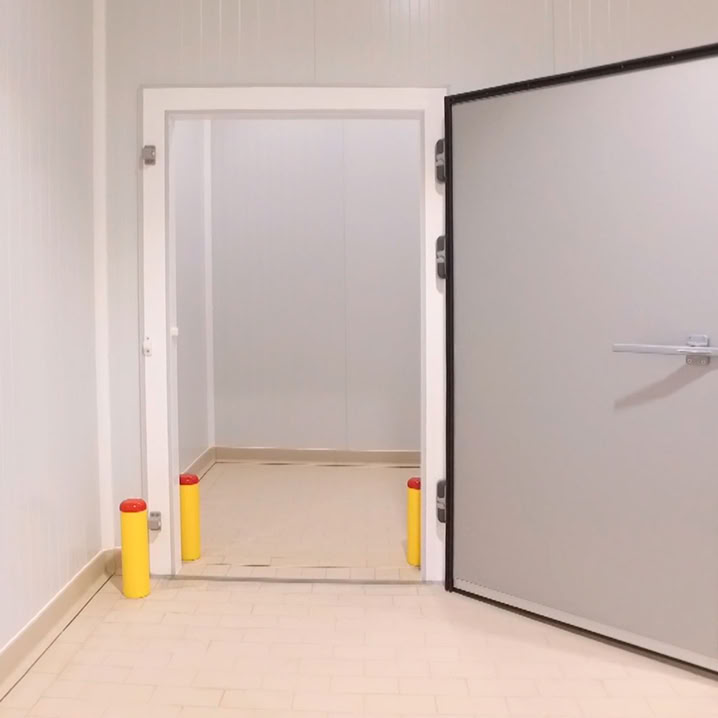 • Es la mejor opción para proteger la parte interior de puertas y esquinas.  • Además es una solución ideal para zonas de reducido tamaño que necesiten protección. 