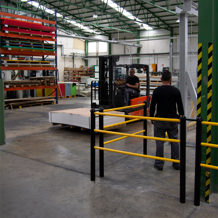 • Es la mejor opción para proteger la parte interior de puertas y esquinas.  • Además es una solución ideal para zonas de reducido tamaño que necesiten protección. 